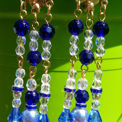 Grandes boucles d'oreille bleues et cristal