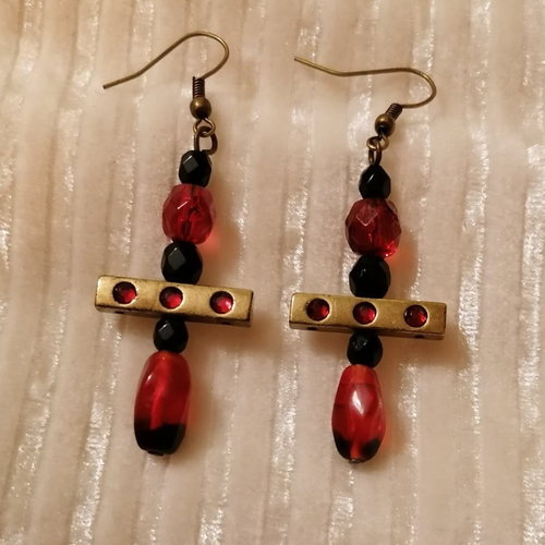 Boucles d'oreille rouge, noire et vieil or