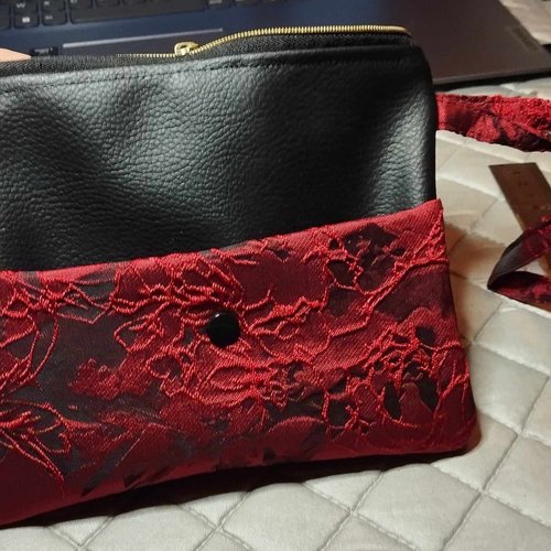 Pochette noire et rouge fleurs en relief
