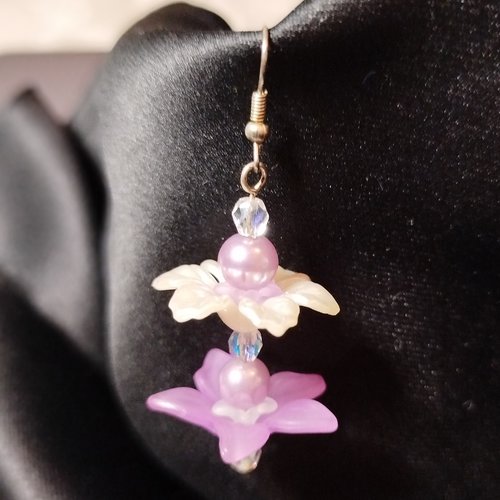 Boucles d'oreilles pendantes mauve et blanc