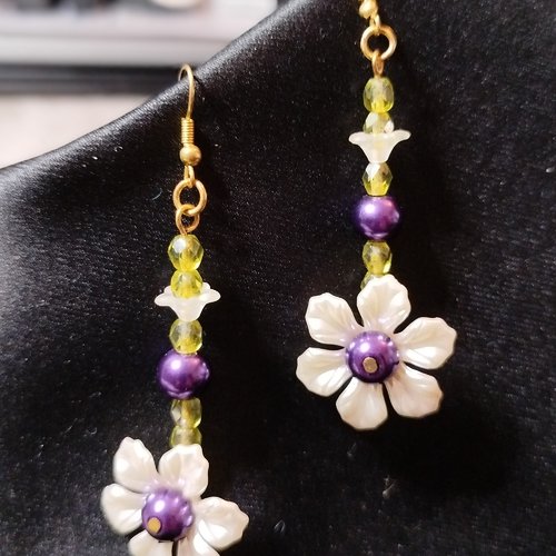 Boucles d'oreilles pendantes verte violette et blanche