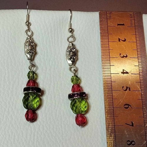 Boucles d'oreilles pendantes verte fuchsia et violette