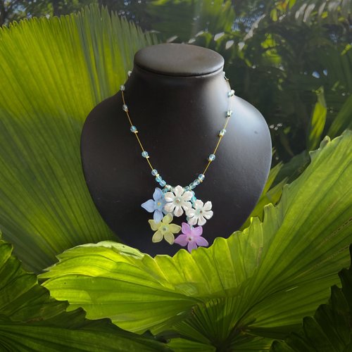 Collier sur fil câblé et pendentif fleurs