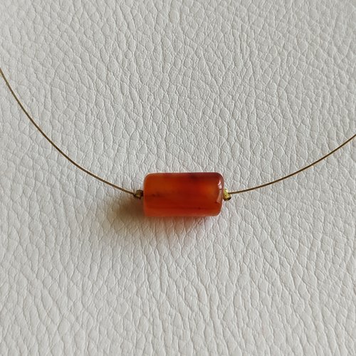Collier sur fil câblé doré et perle centrale en cornaline
