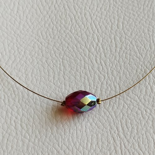 Collier sur fil câblé doré et perle centrale rouge à facettes