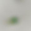 Collier sur fil câblé doré et perle centrale verte à facettes