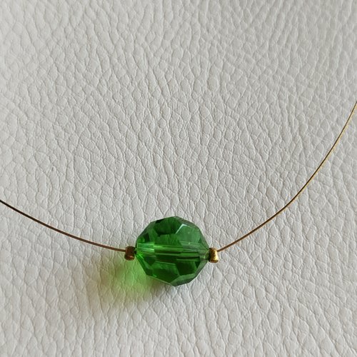 Collier sur fil câblé doré et perle centrale verte à facettes
