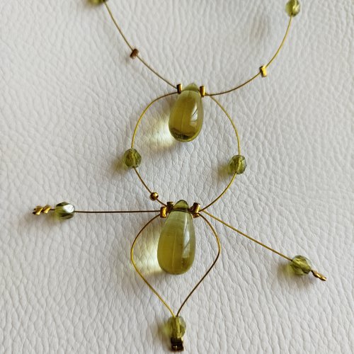 Collier sur fil câblé et perles vertes