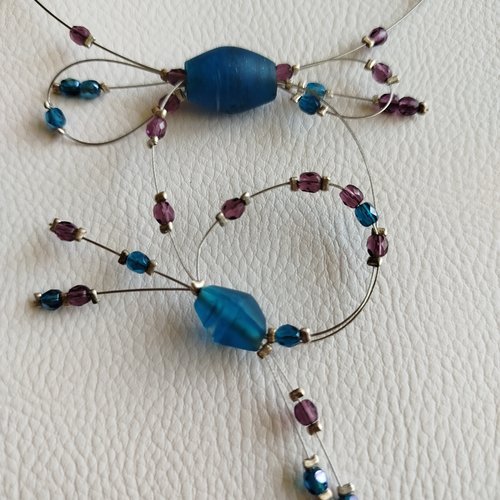 Collier sur fil câblé et perles en verre prune et bleue