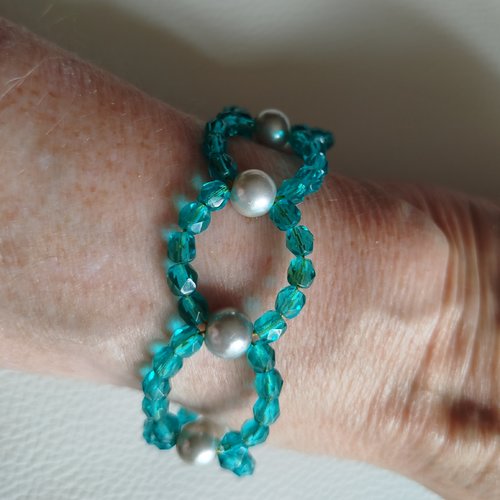 Bracelet manchette en perles de verre bleues turquoise et gris clair
