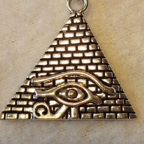 Collier souple : cordon coton enduit et pendentif pyramide et œil d’horus