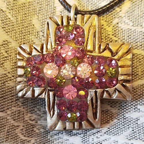 Collier souple : cordon coton enduit et pendentif croix avec brillants violet, vert et rose