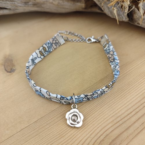 Bracelet fleurs liberty bleu et camel - bijou en tissu avec breloque fleur