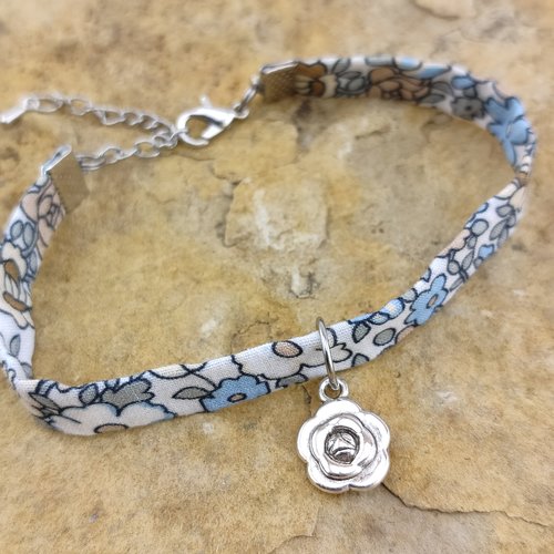 Bracelet fleurs liberty bleu et camel - bijou en tissu avec breloque fleur