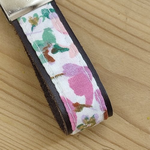 Porte clés en cuir et tissu - fleurs roses - lanière cadeau noël, maîtresse, anniversaire, fête mères, pères, papa, grand-père