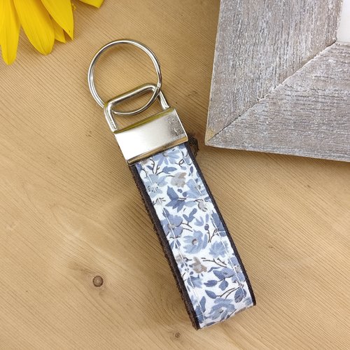 Porte clés cuir et tissu petites fleurs bleues - lanière cadeau noël, maîtresse, anniversaire, fête mères, pères, papa, grand-pèr
