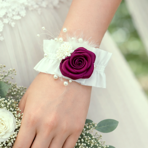 Bracelet manchette fleur bordeaux, perle et plume - bijou mariée, accessoire cortège, demoiselle d'honneur, mariage - personnalisable