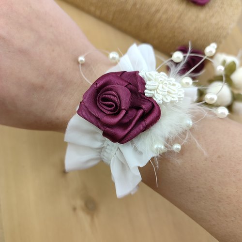 Bracelet manchette fleur bordeaux, perle et plume - bijou mariée, accessoire cortège, demoiselle d'honneur, mariage - personnalisable