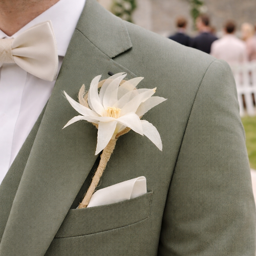 Boutonnière fleur de lys ivoire mariage champêtre chic - accessoire mariage, épinglette homme pour costume de cérémonie