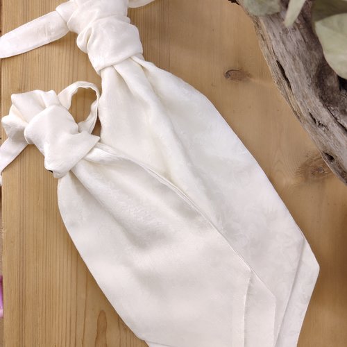 Lavallière pré-nouée ivoire façonné pour mariage, cérémonie - pochettes tissu / boutons de manchette assorties