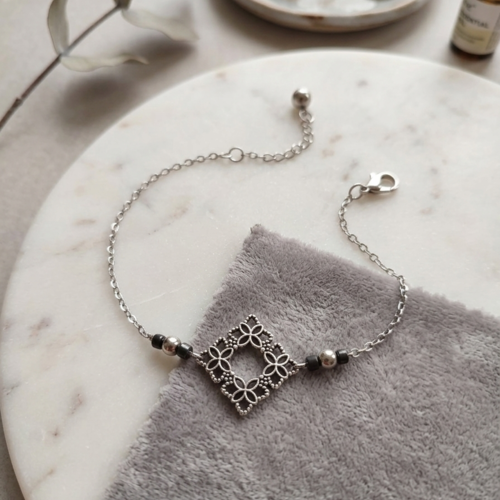 Bracelet femme argenté pendentif floral carré ajourée - bijou mariée, demoiselle d'honneur, cortège mariage - idée cadeau