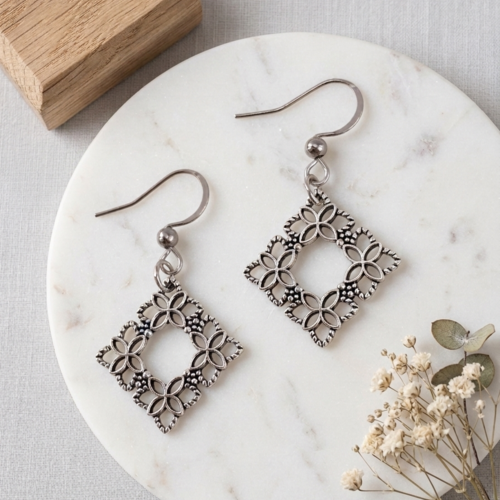 Boucles d'oreilles pendantes femme - acier inoxydable argent anti allergies - motif floral carré ajourée - bijou mariée, mariage