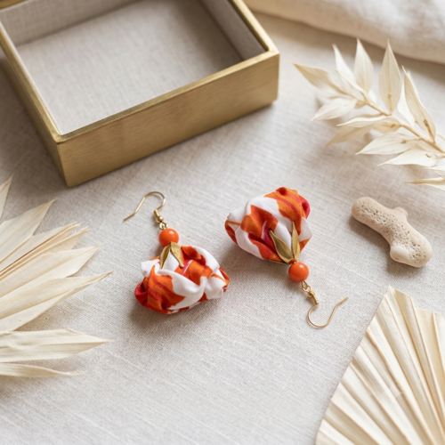 Boucles d'oreilles pendantes fleurs en tissu orange, fuchsia et blanc - apprêts dorés et perle orange - bijou cadeau mariée, mariage