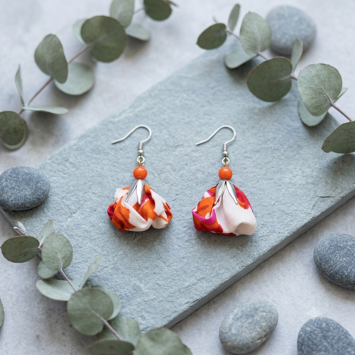 Boucles d'oreilles pendantes fleurs en tissu orange, fuchsia et blanc - apprêts argentées et perle orange - bijou cadeau mariée, mariage