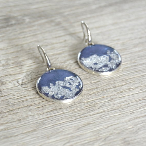 Boucles d'oreilles rondes bleu agate foncé parsemées de feuilles d'argent