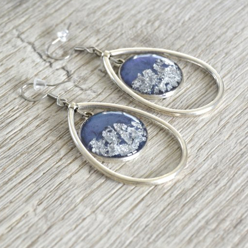 Boucles d'oreilles gouttes bleu agate foncé feuilles d'argent