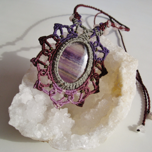 Collier des dryades en macramé avec pierre semi-précieuse fluorite violet violet médaillon de pierres naturelles