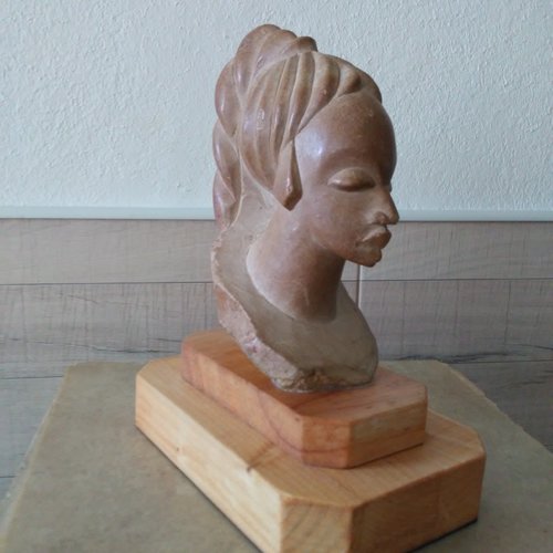 Sculpture africaine. figurine africaine des années 80
