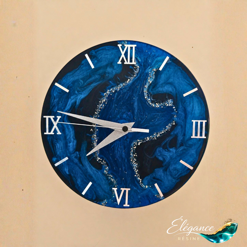 Horloge murale 27cm en résine bleu saphir, noir et argent – abysse d’argent