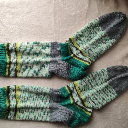 Chaussettes en laine tricotées main - 42/43 - vert gris écru