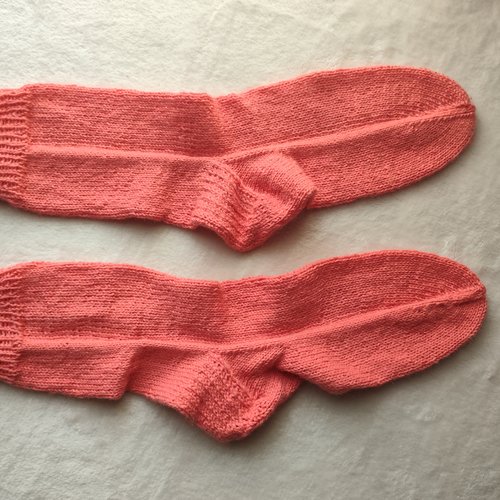 Chaussettes tricotées main rose corail – modèle uni – elfange