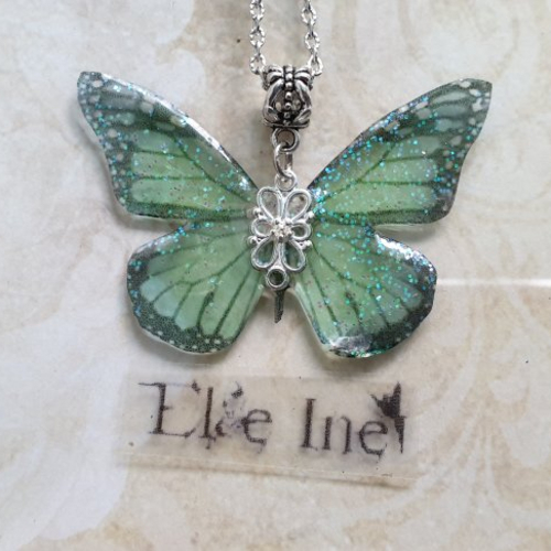 Collier grand papillon vert en résine