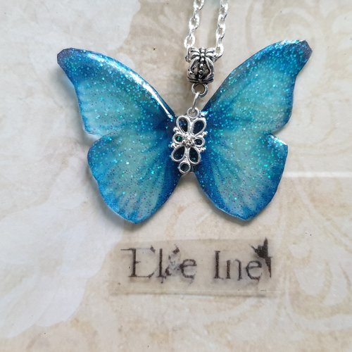 Collier grand papillon bleu en résine