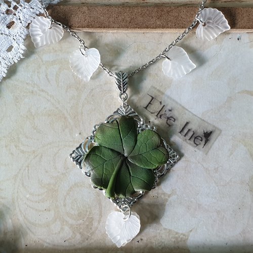 Collier trefle à 4 feuilles en polymère