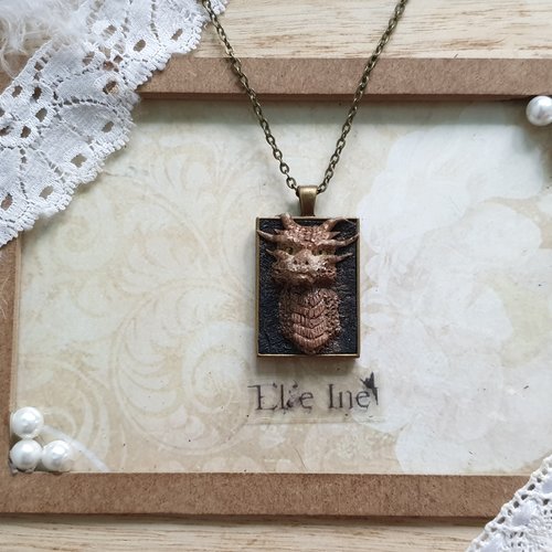 Collier, portrait d'un dragon en polymere