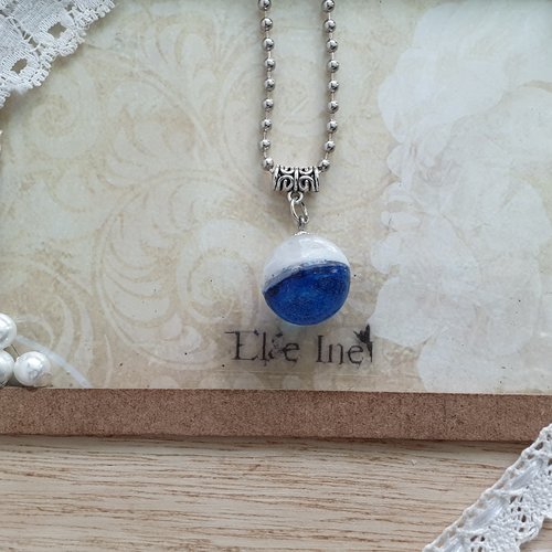 Collier perle sphère bleu et blanc en résine
