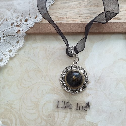 Collier cabochon noir et doré en résine