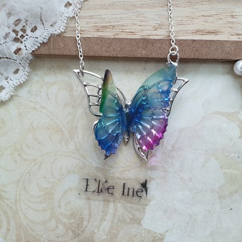 Collier papillon argenté et multicolore en résine