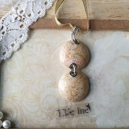 Collier tout en doré et blanc en polymère