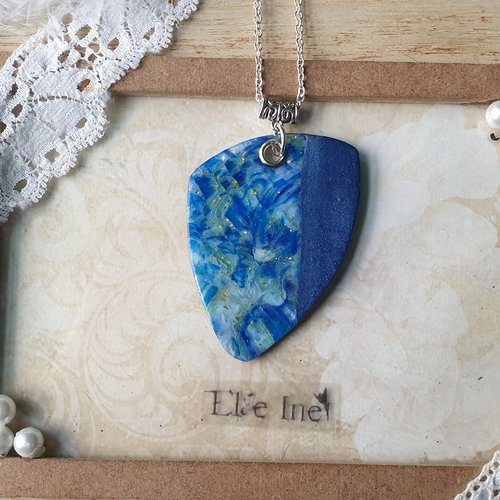 Collier pendentif bleu lagon en polymère
