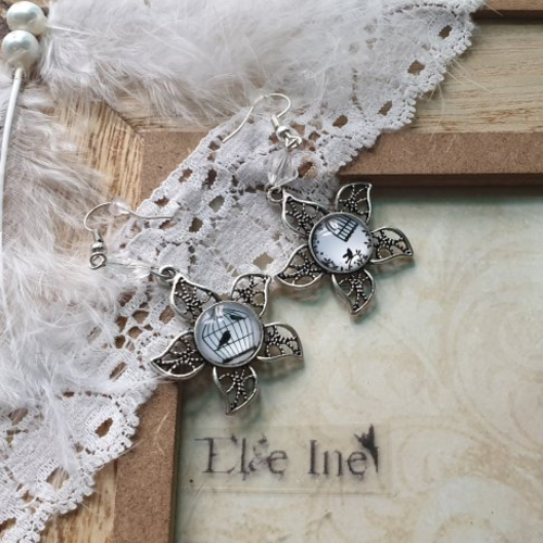 Boucles d'oreille cabochon dépareillées oiseaux dans une cage