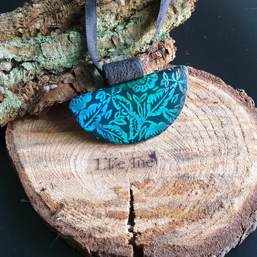 Collier végétal vert et noir en polymere