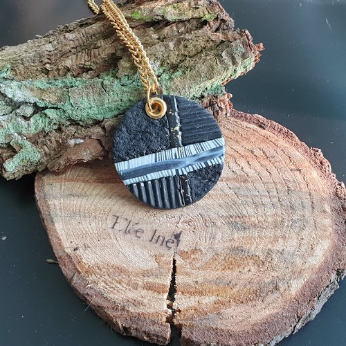 Collier médaillon noir et doré en polymère