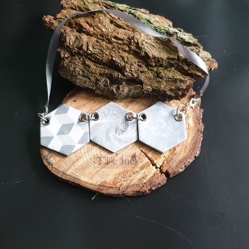 Collier hexagone argenté en polymère
