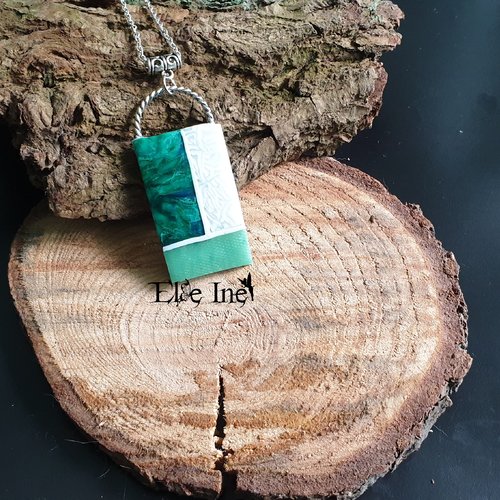 Collier rectangle blanc et vert en polymère
