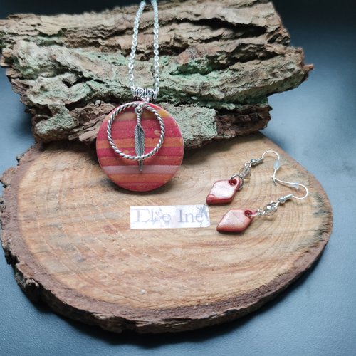 Collier rond rayé rose en polymère et sa plume